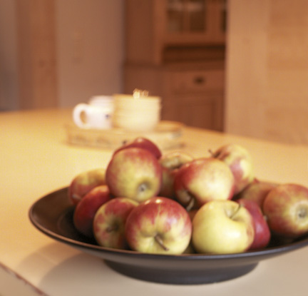 Tisch mit Apfelschale